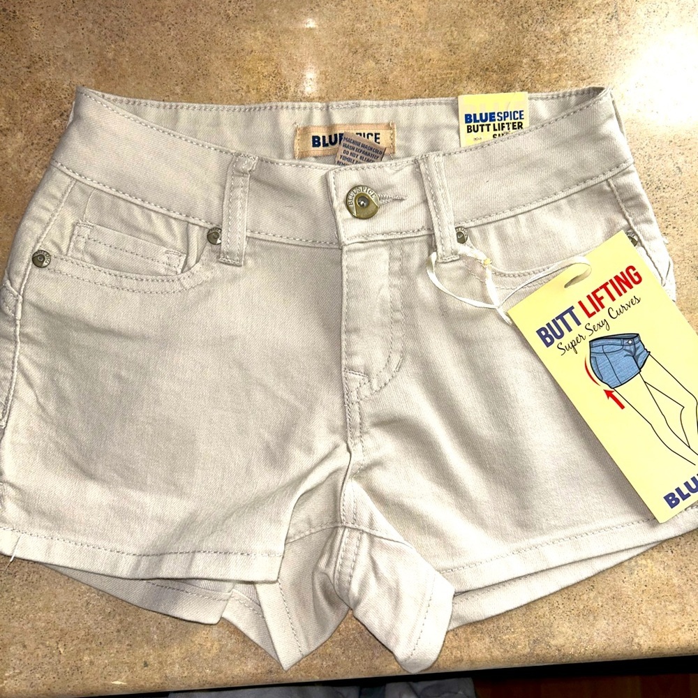 Blue Spice shorts - light tan stretch denim shorty length NWT